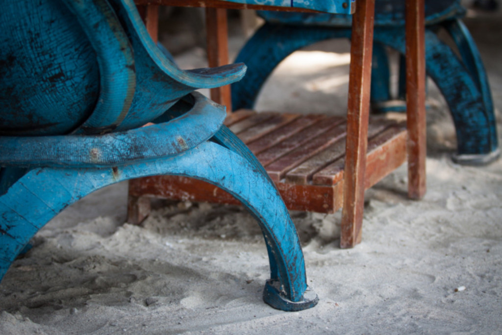 Krzesła zrobione ze starych opon i pomalowane 